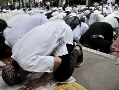 Ratusan pendukung Hizbut Tahrir Indonesia (HTI) bersujud syukur setelah mendengar putusan sidang gugatan di luar Gedung Pengadilan Tata Usaha Negara (PTUN), Jakarta, Senin (7/5). (Merdeka.com/Iqbal S Nugroho)