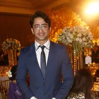 Tak ketinggalan mantan kekasih Ayu Ting Ting, Shaheer Sheikh datang ke pesta mewah Nabila dan Reshwara. Tak dipungkiri jika pria asal India ini tampak sangat tampan memakai setelan jas berwarna biru malam itu. (Fathan Rangkuti/Bintang.com)