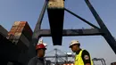 Pekerja berbincang dibawah peti kemas di Pelabuhan Tanjung Priok, Jakarta (5/8/2015). Hingga semester I, ekonomi Indonesia hanya tumbuh 4,7 persen, turun dari periode yang sama tahun lalu sekitar 5,17 persen. (REUTERS/Beawiharta)