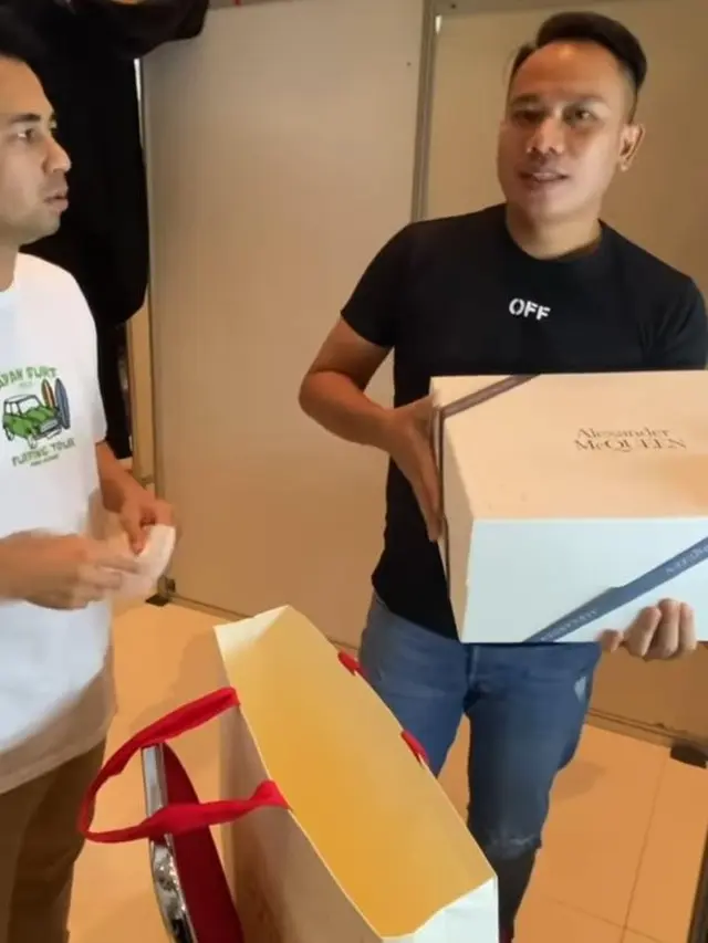 Raffi Ahmad memberikan kado kepada Vicky Prasetyo