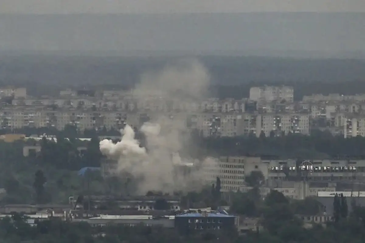 Severodonetsk di wilayah Donbas timur Ukraina pada Senin 13 Juni 2022, menjadi sasaran pasukan Rusia, daerah terakhir yang masih di bawah kendali Ukraina di wilayah Luhansk. (Aris Messinis/AFP)