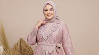Model Gamis Blazer Brokat untuk Wanita Berhijab Gemuk/Gemini AI