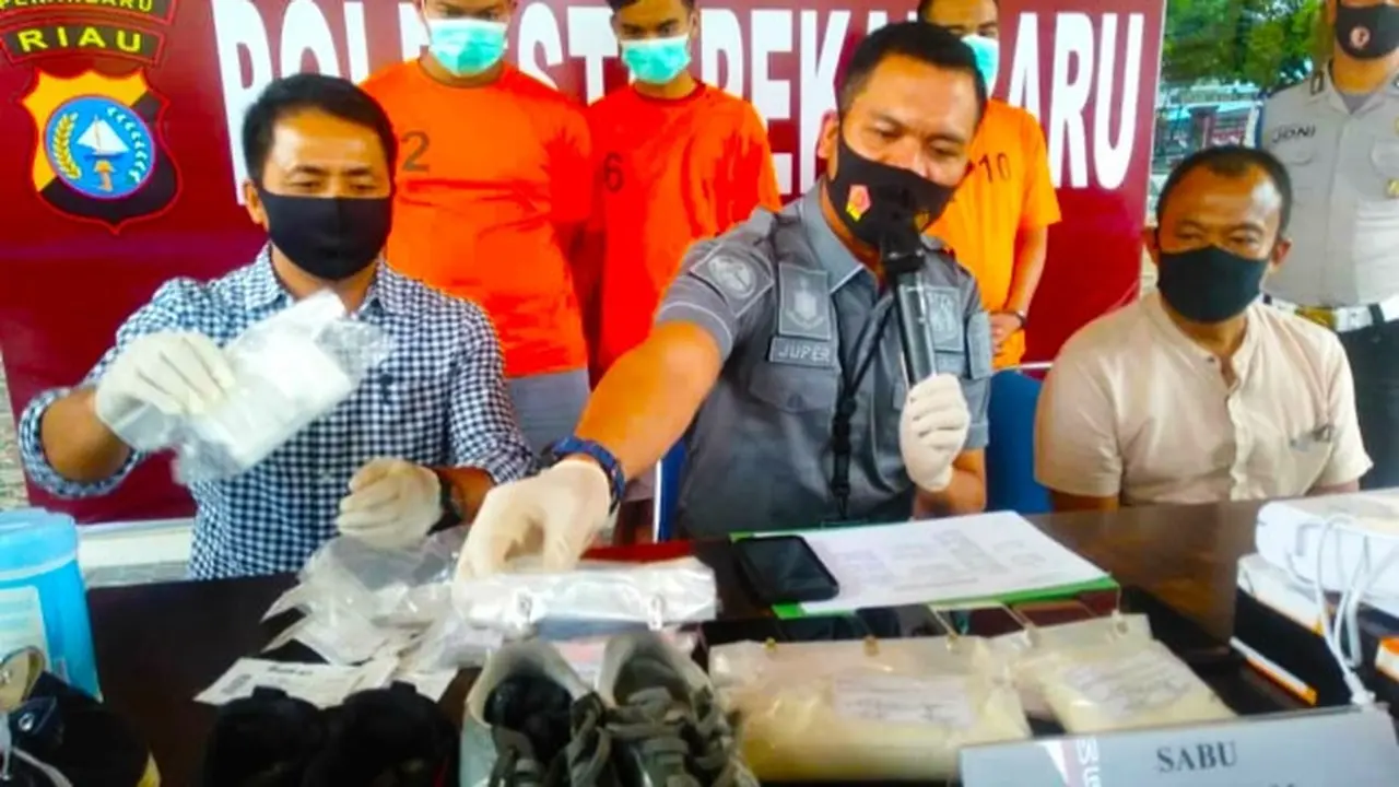 Sabu dalam sepatu yang disita Polresta Pekanbaru dari pria asal Sukabumi di Bandara Sultan Syarif Kasim II.