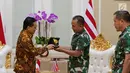 Mayor Jenderal TNI (Mar) Suhartono memberikan plakat ke Direktur Utama Indosiar Imam Sudjarwo seusai silaturahmi SCM/Emtek Group Audiensi di Markas Komando Korps Marinir, Jakarta, Kamis (26/9/2019). (Liputan6.com/Herman Zakharia)
