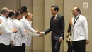 Presiden Jokowi dan Ketua Umum Kadin, Rosan P. Roeslani pada acara penutupan Rapimnas Kadin di Solo, Jawa Tengah, Rabu (28/11). Dalam pidatonya Jokowi berencana membatalkan rencana relaksasi Daftar Negatif Investasi (DNI). (Liputan6.com/Angga Yuniar)