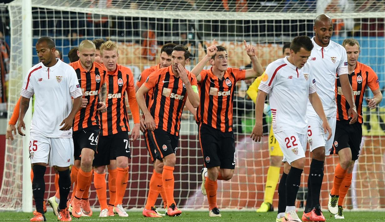 Pemain Shakhtar merayakan gol Taras Stepanenko ke gawang Sevilla dalam laga leg pertama semifinal Liga Europa di Stadion Arena Lviv, Lviv, Ukraina, Jumat (29/4/2016) dini hari WIB. (AFP/Genya Savilov)
