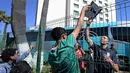 Pemain depan Iran, Mehdi Taremi, menerima album stiker Piala Dunia Panini dari penggemar di luar Hotel Marriott sebelum berangkat untuk sesi latihan di Tijuana, Meksiko, pada 10 Juni 2026, menjelang turnamen sepak bola Piala Dunia FIFA 2026. (Guillermo Arias/AFP)