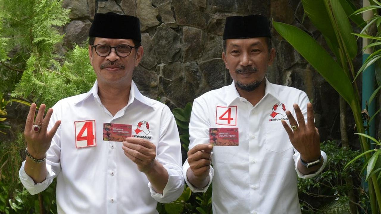 Paslon Ichsan Yasin Limpo-Andi Mudzakkar tebar Kartu Rakyat Sejahtera (KRS) untuk Emak-emak dan Petani di Sulsel (Liputan6.com/ Eka Hakim)