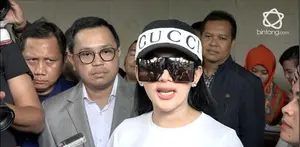 Disebut perjalanan ibadah umroh bersama keluarganya di endorse first travel, begini jawaban syahrini.