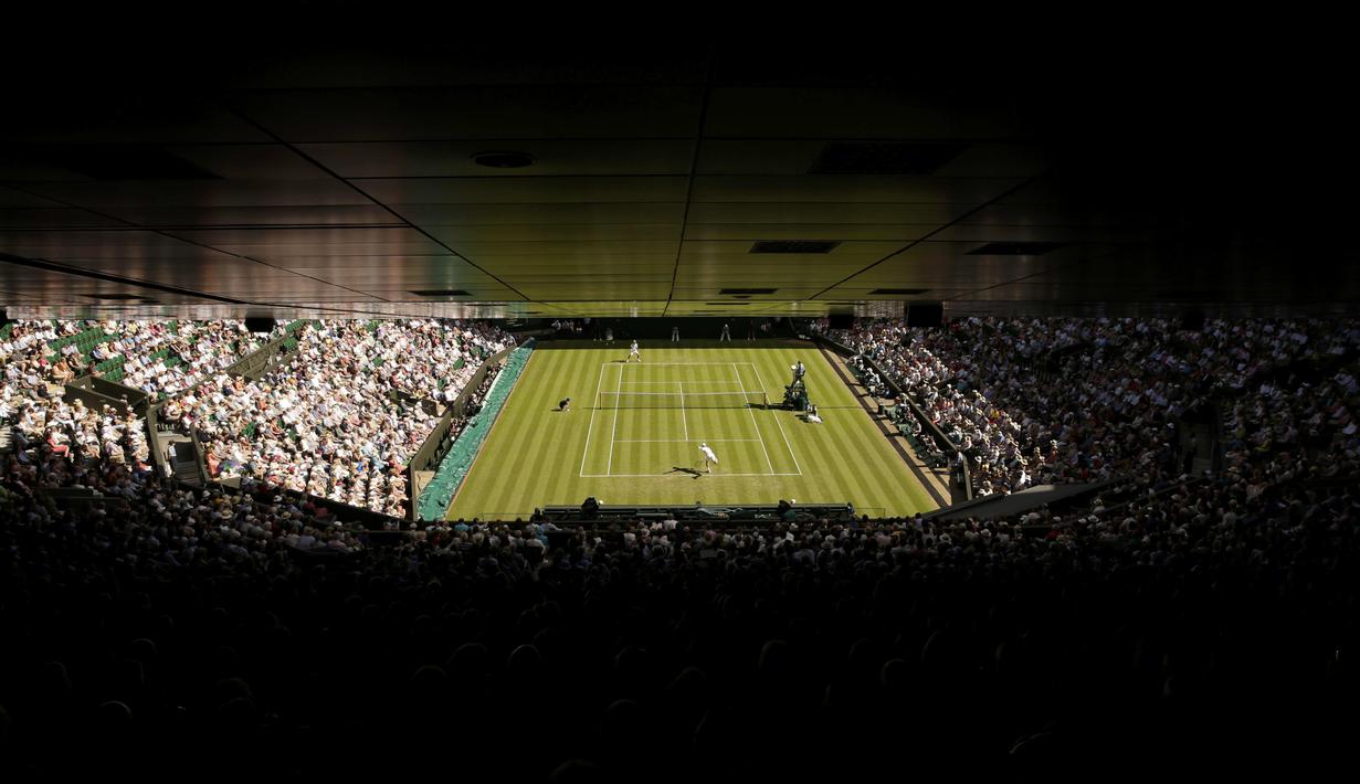 Petenis Inggris Raya, Andy Murray, saat bertanding melawan Mikhail Kukushkin dalam Turnamen tenis Wimbledon di London, Inggris. (30/6/2015). (REUTERS/Henry Browne)