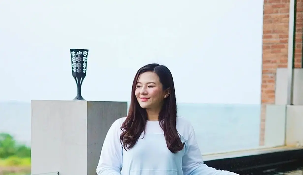 <p>Meski hamil, Eriska Rein tidak melupakan olahraga. Ia pun memilih mengenakan outfit olahraga yang nyaman, seperti mengenakan lengan panjang berwarna baby blue dan training pants dengan desain cargo. (instagram/eriskarein)</p>