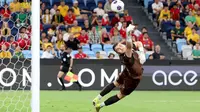 Kiper Timnas Indonesia, Maarten Paes harus rela merasakan kebobolan lima kali saat bermain di kandang Timnas Australia dalam laga ketujuh Grup C putaran ketiga Kualifikasi Piala Dunia 2026 di Sydney Football Stadium, Kamis (20/3/2025). (AFP/David Gray)