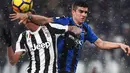 Pemain Juventus Mario Mandzukic berebut bola dengan bek Atalanta Gianluca Mancini pada laga leg kedua semifinal Coppa Italia di Allianz Stadium, Rabu (28/2). Juventus memastikan diri lolos ke final setelah menang 1-0. (MARCO BERTORELLO/AFP)