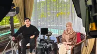 Penyanyi Azka Billa berbagi cerita dari lokasi syuting video klip “Adam Hawa” bersama sineas Ian Wibowo. Beredar isu proyek ini dapat sponsor Rp 1 miliar. (Foto: Dok. Koleksi Pribadi Ian Wibowo)