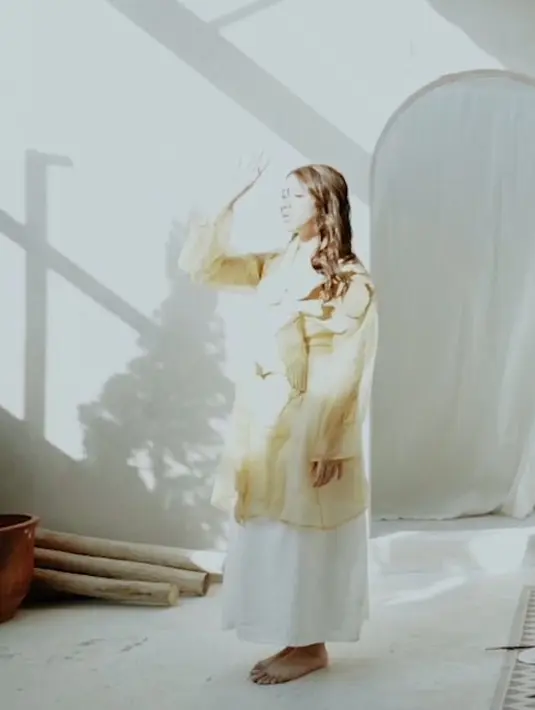 "Bedanya aku jadi susah ketemu temen di Jember. Secara aku dari kecil, dari lahir sampe umur 18 tahun aku di Jember, aku besar di sana dan bekerja di sini. Jadi kalo dibilang kangen Jember ya pasti kangen, cuma itu salah satu pengorbanan juga," ujarnya. (Instagram/tiaraandini)