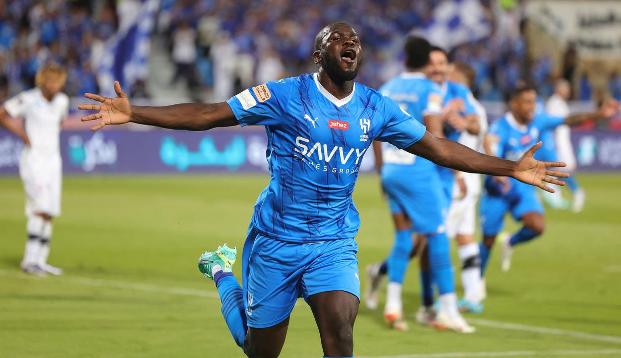 Baru didatangkan Al Hilal dari Chelsea pada awal musim 2023/2024 dengan nilai transfer 23 juta euro, Kalidou Koulibaly langsung menjadi andalan di posisi bek tengah. Pemain asal Senegal ini telah tampil dalam 19 laga terahir Al Hilal di Saudi Pro League 2023/2024 dengan torehan 2 gol dan 1 assist. (AFP/Fayez Nureldine)