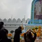 Warga Thailand memberi penghormatan di depan potret mendiang Raja Thailand Bhumibol Adulyadej di luar Grand Palace, Bangkok, Thailand (13/10). Upacara ini untuk memperingati satu tahun wafatnya Raja Bhumibol Adulyadej. (AP Photo/Gemunu Amarasinghe)