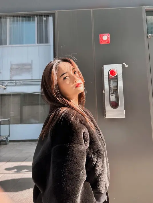 Fuji Utami melapisi inner hitamnya dengan jaket wol hitam yang cukup tebal [@fuji_an]