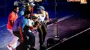 Bruno sempat memperlihatkan aksinya berjoget bersama Hooligans, band yang mengiringinya (Liputan6.com/Andrian M Tunay).