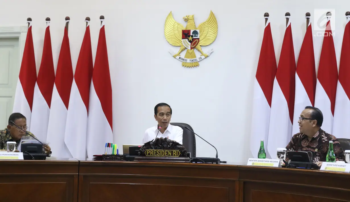Presiden Joko Widodo atau Jokowi (tengah) memimpin rapat terbatas percepatan peta jalan penerapan industri 4.0 di Kantor Presiden, Jakarta, Selasa (3/9/2019). Jokowi berharap penerapan industri 4.0 mampu meningkatkan lapangan kerja baru. (Liputan6.com/Angga Yuniar)