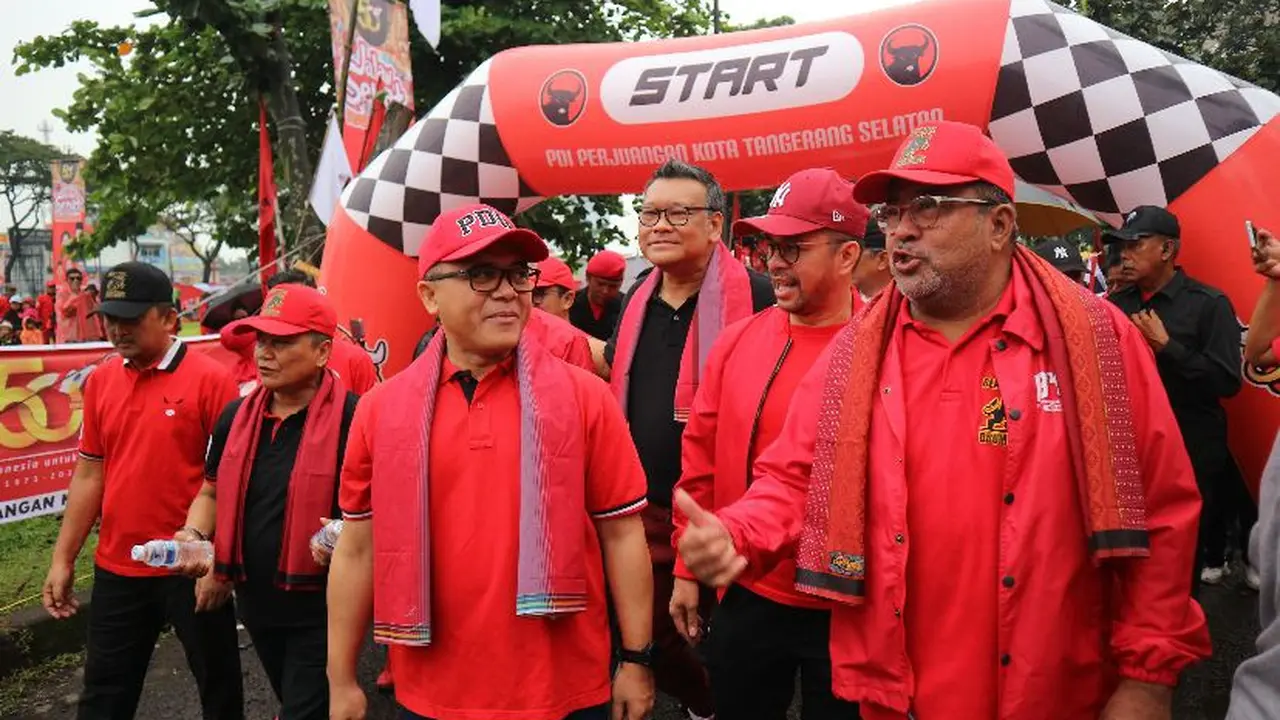 Rano Karno menghadiri acara jalan sehat yang menjadi rangkaian HUT PDI Perjuangan di Tangerang Selatan, Banten.