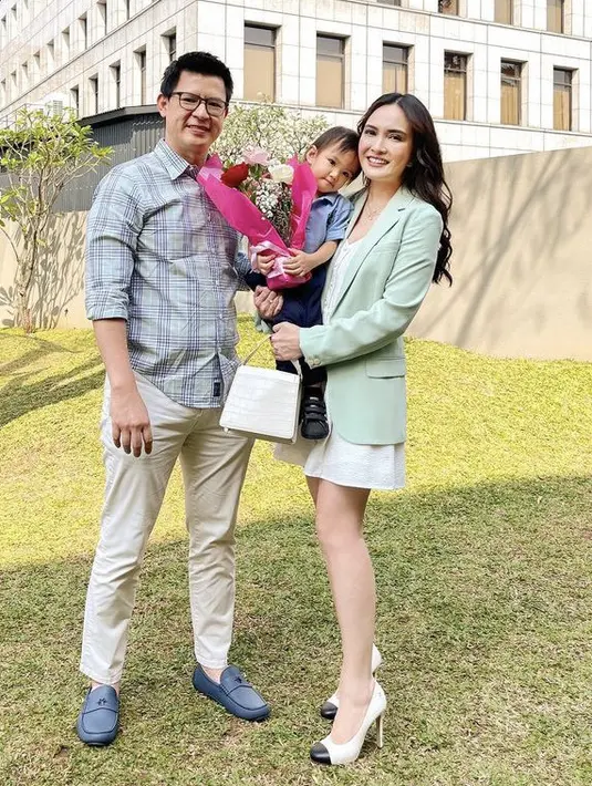<p>Shandy Aulia dan suami pun menyempatkan diri untuk melihat anak perempuannya perform di sekolah. Shandy tampil semi formal dengan blazer hijau mint dipadukan mini dress putih dan heels putih hitam. @shandyaulia.</p>