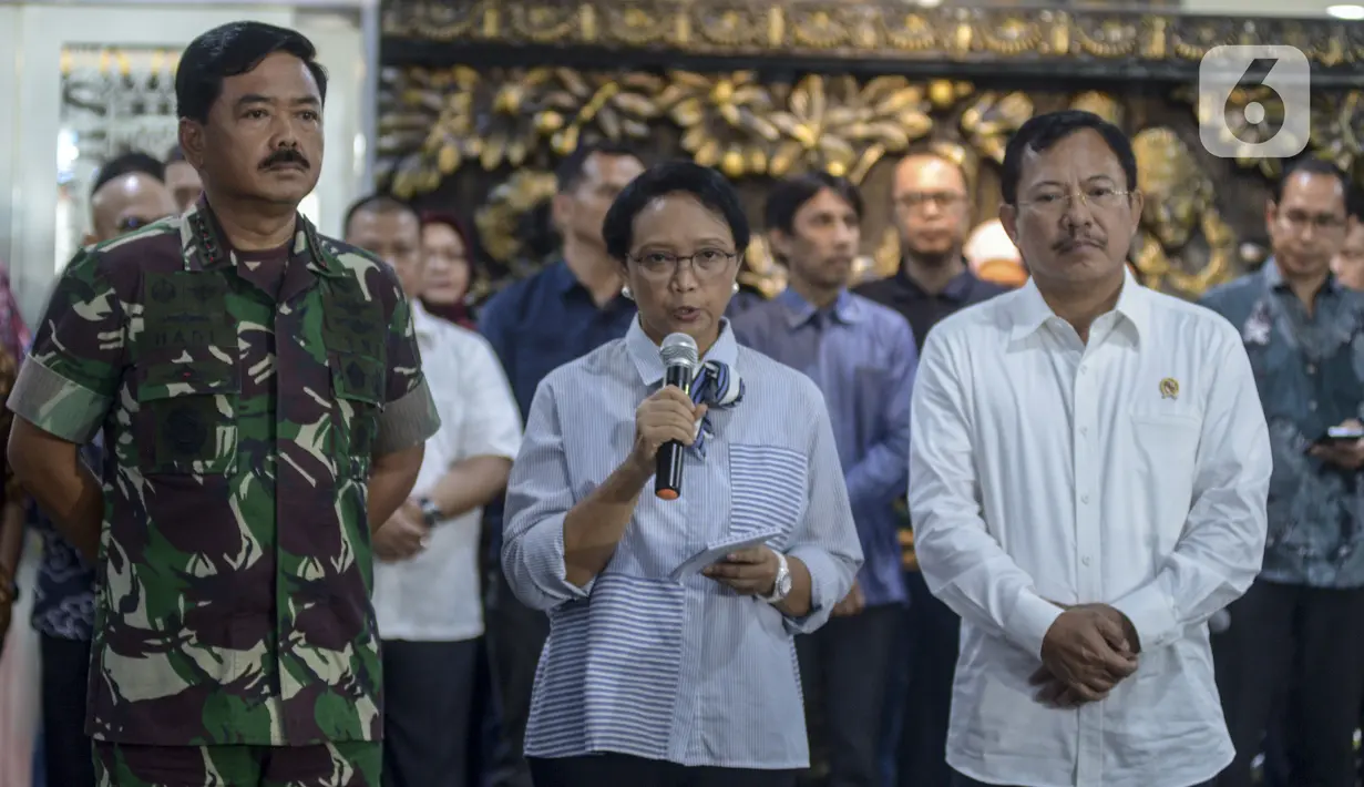 Menteri Luar Negeri Retno Marsudi (tengah), Menteri Kesehatan Terawan Putranto (kanan) dan   Panglima TNI Marsekal Hadi Tjahjanto melakukan persiapan untuk menjemput Warga Negara Indonesia (WNI) di Wuhan, China, di Bandara Soekarno-Hatta, Tanggerang, Sabtu (1/2/2020). (merdeka.com/Imam Buhori)