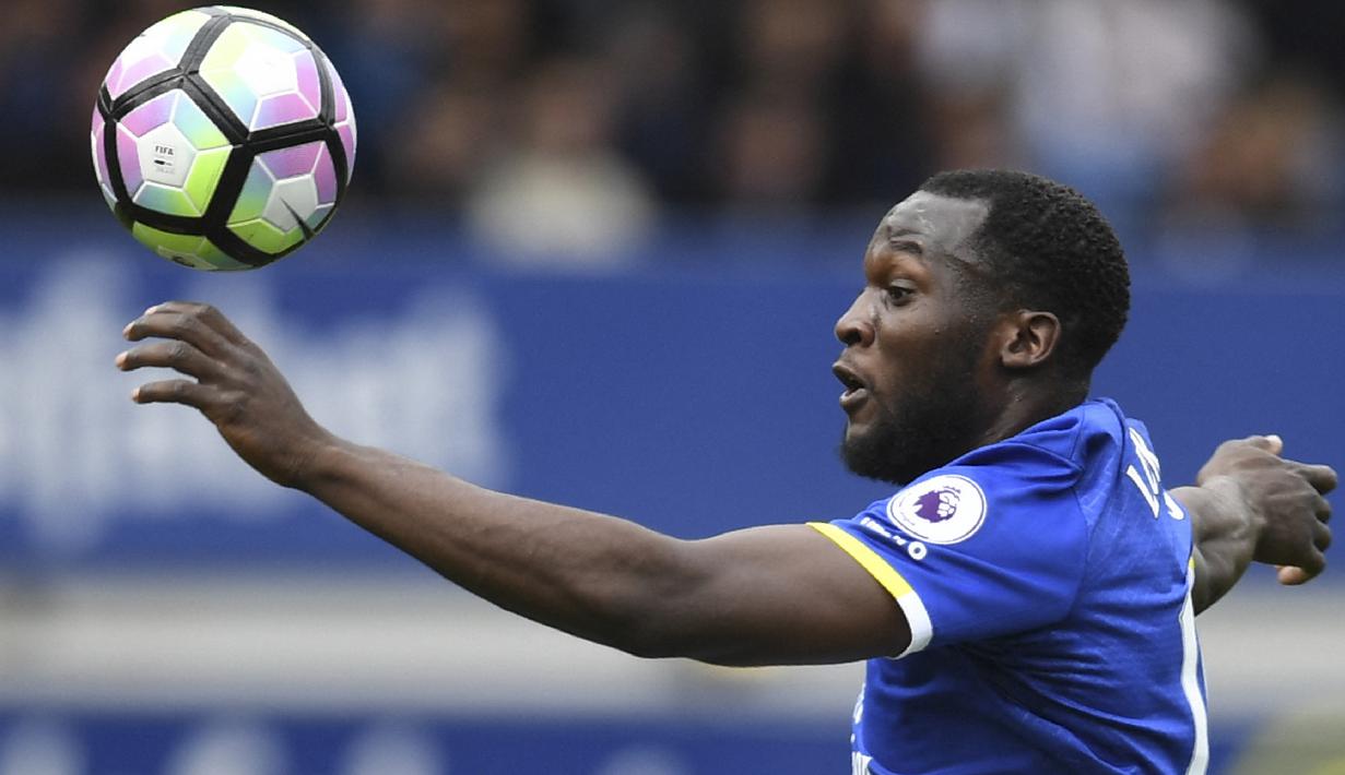 Romelu Lukaku. Striker Belgia berusia 29 tahun yang musim 2022/2023 nanti akan kembali bermain bersama Inter Milan dengan status pinjaman dari Chelsea ini sempat berseragam Everton selama 4 musim sejak 2012/2013 hingga 2016/2017 dan total bermain dalam 166 laga di semua ajang dengan torehan 87 gol dan 29 assist. Pada awal musim 2017/2018 ia dilepas ke Manchester United dengan nilai transfer 84,7 juta euro atau kini setara Rp1,3 triliun yang menjadi rekor penjualan termahal Everton hingga kini. (AFP/Paul Ellis)
