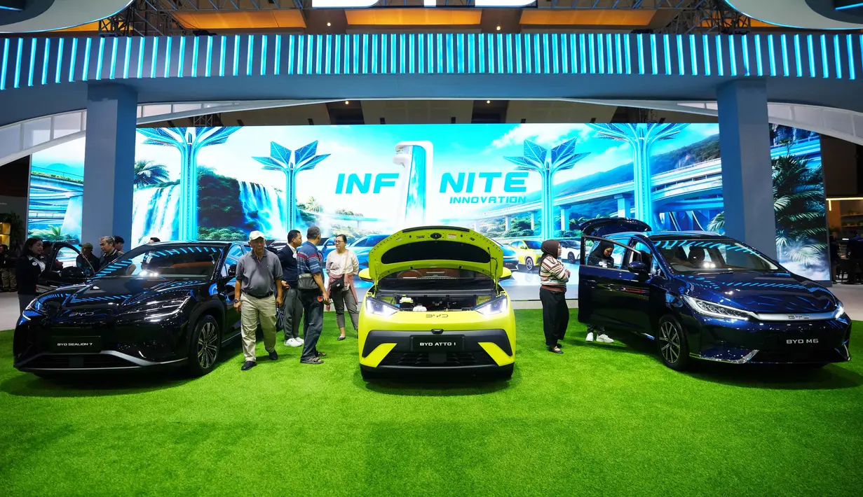 Kendaraan dari produsen mobil Tiongkok dipamerkan selama Pameran Otomotif Internasional Indonesia di Jakarta, Sabtu 7 Februari 2026. (AP Photo/Tatan Syuflana)