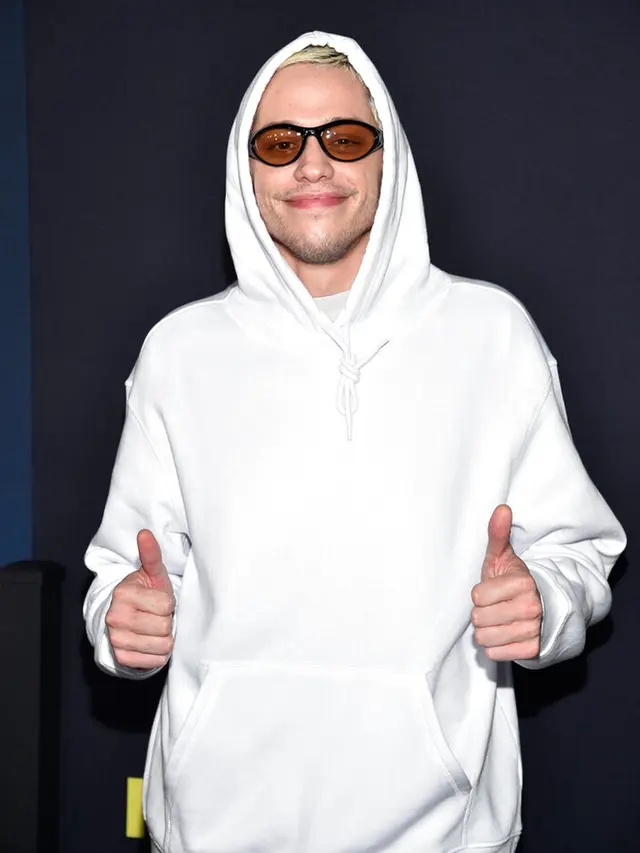 Penampilan Perdana Pete Davidson di Karpet Merah Sejak Berpisah dari Kim Kardashian