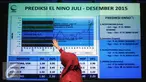 Kepala Bidang Informasi Iklim BKMG, Evi Lutfiati menunjukkan grafik prediksi El Nino di gedung BMKG, Jakarta, Jumat (7/8/2015). BMKG memprediksi disebagian wilayah Indonesia akan kekeringan hingga Desember mendatang. (Liputan6.com/Helmi Fithriansyah)