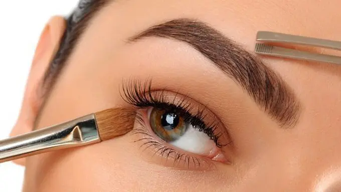 Kamu bisa menggambar alis sempurna tanpa dicukur dengan cara ini/copyright: thinkstockphotos.com