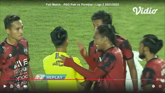 Pemain PSG Pati, Heri Setiawan memukul tangan wasit Alfiyantoni Nur.