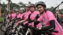 Sejumlah polisi wanita (Polwan) saat mengawal peserta acara Gowes Bersama Indonesia Damai #iRide4Peace di Jakarta, Minggu (4/11). Acara bersepeda bersama ini dibalut deklarasi untuk mendukung Pemilu damai. (Merdeka.com/ Iqbal S. Nugroho)