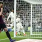Gelandang Barcelona, Ivan Rakitic, melakukan selebrasi usai membobol gawang Real Madrid pada laga La Liga di Stadion Santiago Bernabeu, Sabtu (2/3). Real Madrid takluk 0-1 dari Barcelona. (AP/Manu Fernandez)