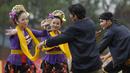Sejumlah mahasiswa Unpad membawakan tarian tradisional disela-sela laga turnamen Torabika Campus Cup 2017 di Gor Jati Padjajaran, Jatinangor, Kamis (28/9/2017). Unpad menjadi tuan rumah pada ajang Torabika Campus Cup 2017. (Bola.com/M Iqbal Ichsan)