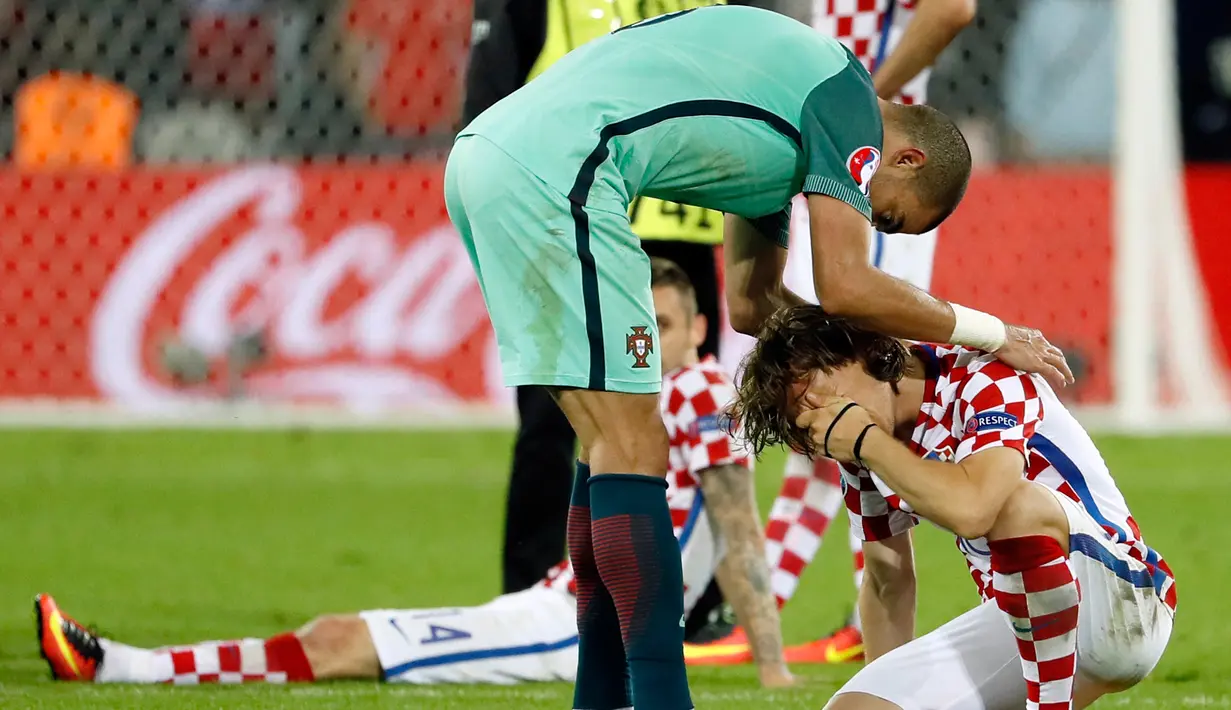 Bek Portugal, Pepe (kiri) saat menenangkan gelandang Kroasia Luka Modric usai pertandingan babak 16 besar piala Eropa 2016 di  Stade Bollaert, Lens , Prancis, (26/6). Portugal tumbangkan Kroasia dengan skor tipis 1-0. (REUTERS / Gonzalo Fuentes)