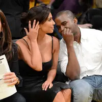 Kanye West sedang menjalani perawatan intensif di rumah sakit lantaran penyakit  gangguan mental yang sedang dialaminya. Sebagai istri, Kim Kardashian melakukan berbagai hal menunjukan kasih sayangnya. (AFP/Bintang.com)