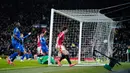 Dari berbagai sudut kamera, bek tengah Setan Merah itu terlihat berada dalam posisi offside. Meski begitu, gol tetap disahkan karena tidak ada intervensi VAR. (AP Photo/Dave Thompson)