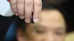 Menteri Kesehatan Thailand Anutin Chanvirakul memamerkan minyak ganja hasil ekstraksi saat konferensi pers di Bangkok, Thailand, Rabu (7/8/2019). Kementerian Kesehatan Thailand menerima batch pertama ganja medis untuk didistribusikan ke rumah sakit pemerintah. (AP Photo/Sakchai Lalit)