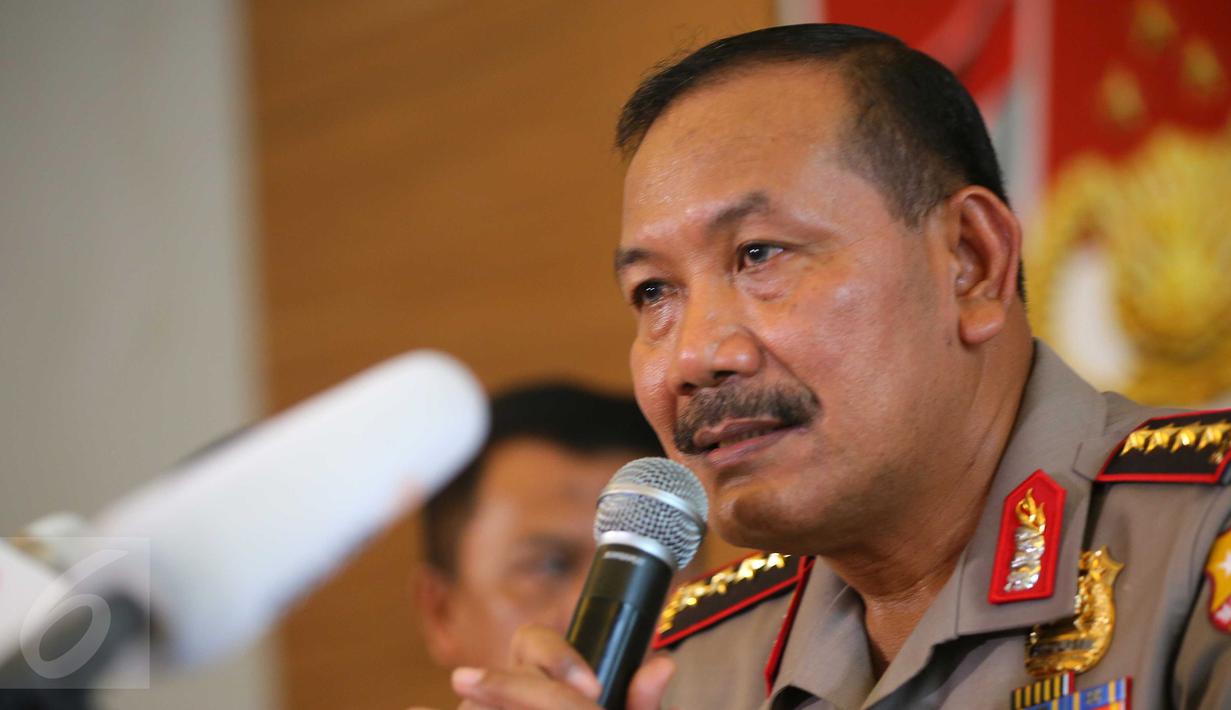Kapolri Badroidin Haiti memberikan keterangan pers di Gedung Divhumas Mabes Polri, Jakarta, Sabtu (16/1/2016). Kapolri memberikan keterangan terkait Teroris Bom Jakarta beberapa hari lalu. (Liputan6.com/Faizal Fanani)