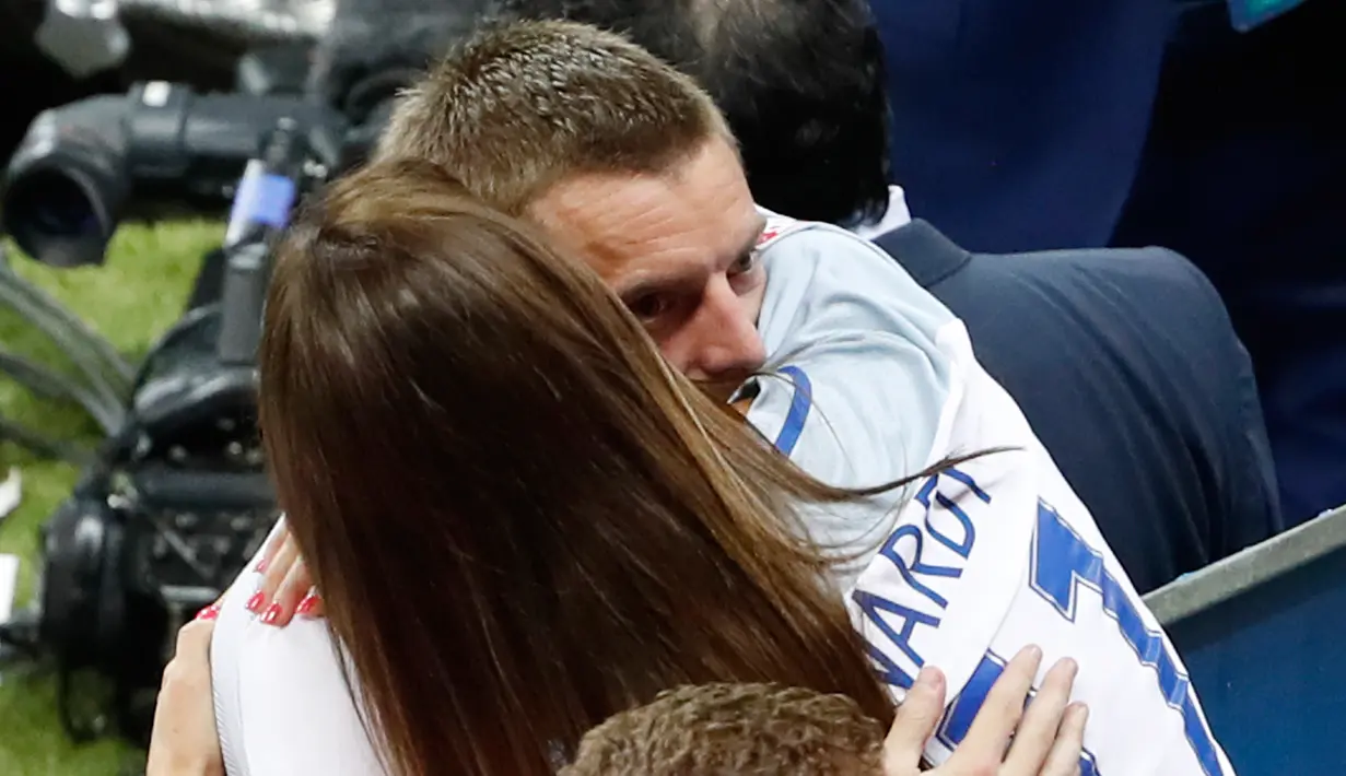 Pelukan mesra Ribka Vardy, istri penyerang Inggris Jamie Vardy, usai laga babak 16 besar Piala Eropa 2016 antara Inggris vs Islandia, di Stade de Nice, Selasa (28/6) dinihari. Inggris menyerah 1-2 dari Islandia. (REUTERS/Yves Herman Livepic)