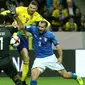 Striker Swedia, Marcus Berg, berusaha mengindari penjagaan bek Italia, Georgio Chiellini, pada laga Kualifikasi Piala Dunia 2018 di Stadion Friends Arena, Solna, Jumat (10/11/2017). Swedia menang 1-0 atas Italia. (AFP/Soren Anderson)