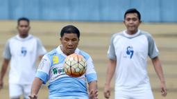 Aksi mantan Pemain Persija, Francis Wewengkang mengontrol bola saat melawan tim PSSI Pers pada laga persahabatan di Stadion Soematri Brojonegoro, Jakarta (19/4/2017). Pertandingan ini untuk meramaikan HUT PSSI ke-87. (Bola.com/Nicklas Hanoatubun)
