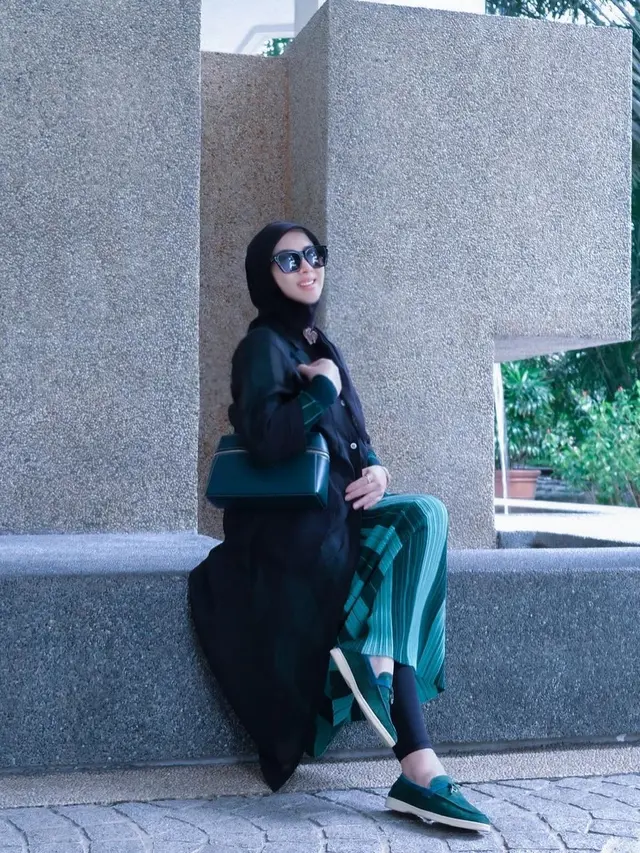 Syahrini dengan busana serba hitam (Instagram/princessyahrini)