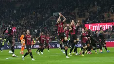 Para pemain AC Milan merayakan kemenangan usai pertandingan pekan ke-28 Serie A Italia 2025/2026 melawan Inter Milan, di Stadion San Siro, Minggu 8 Maret 2026 waktu setempat atau Senin (9/3/2026) dini hari WIB. AC Milan berhasil memenangi Derby della Madonnina. (AP Photo/Antonio Calanni)