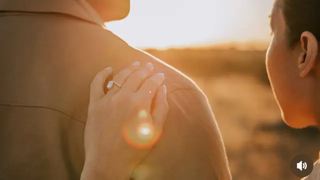 Darma Mangkuluhur Melamar Kekasihnya Patricia Schuldtz di Savana Afrika Selatan. [@darmamh]