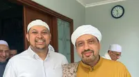 Ketua Departemen hukum dan legal Rabithah Alawiyah, Ahmad Ramzy Ba'abud (kemeja putih) dan Ketua Umum&nbsp;Rabithah Alawiyah Habib Taufiq bin Abdul Qadir Assegaf. (Dokumen pribadi)