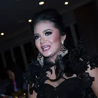 Ditemui di Hotel Borobudur usai tampil sebagai guest star, Kamis (31/12/2015) malam, Krisdayanti mengaku turut berbahagia melihat kedua buah hatinya antusias melihat ragam atraksi sirkus, sulap di atas panggung. (Deki Prayoga/Bintang.com)
