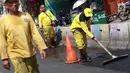 Petugas Bina Marga Pasar Minggu menambal jalan yang rusak di Jalan Raya Ragunan, Jakarta, Senin (22/4). Petugas mengaku bahwa keberadaan beton pembatas jalan justru membuat jalan di kawasan tersebut selalu rusak setiap hujan deras karena menimbulkan genangan air. (Liputan6.com/Immanuel Antonius)